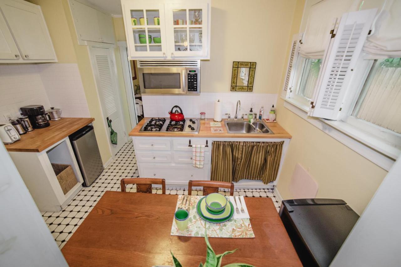 Charming 1923 Cottage At Erehwon Retreat タンパ エクステリア 写真