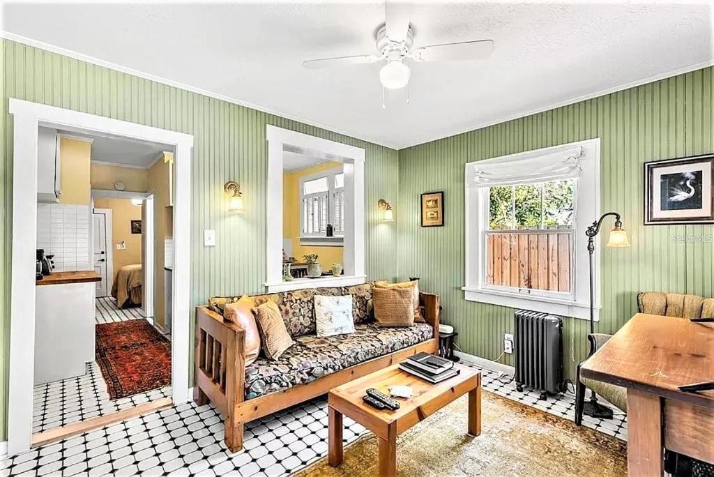 Charming 1923 Cottage At Erehwon Retreat タンパ エクステリア 写真